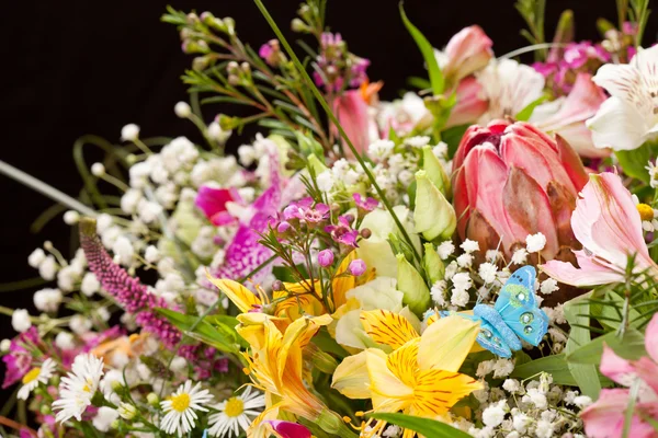 Bukett av färgglada blommor — Stockfoto