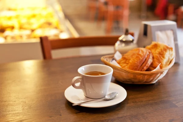 Café et croissant — Photo