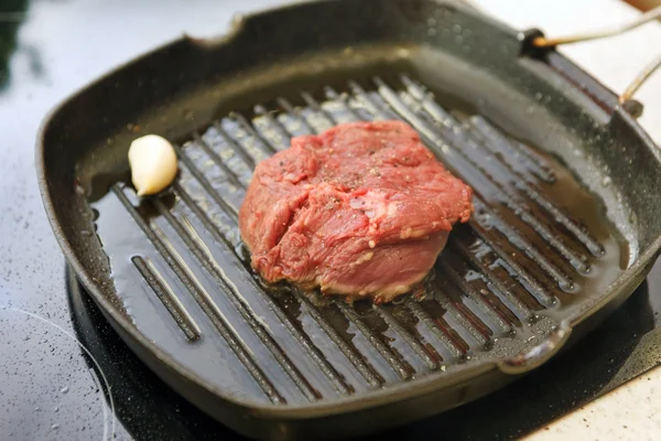 すり切れる鍋に擦り切れ肉 — ストック写真