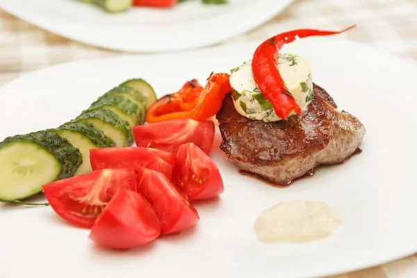 Steak s čerstvou zeleninou — Stock fotografie