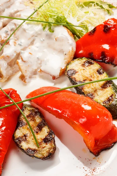 Grilled chicken fillet with vegetables — Stock Photo, Image