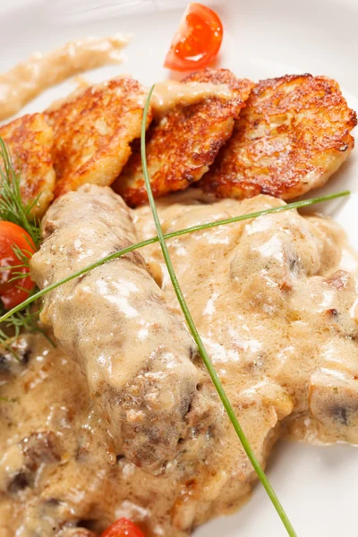 Aardappelpannenkoeken met vlees — Stockfoto