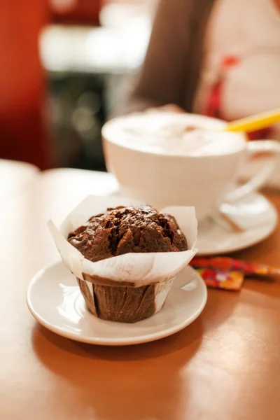 Chokladkaka med kaffe — Stockfoto