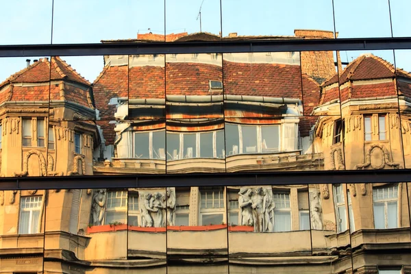 Spiegelungen der Gebäude — Stockfoto