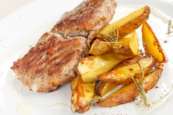Grilled steak with potatoes — Stock Photo, Image