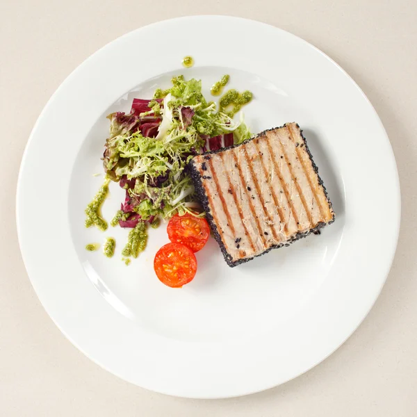 Zalm steak met salade — Stockfoto