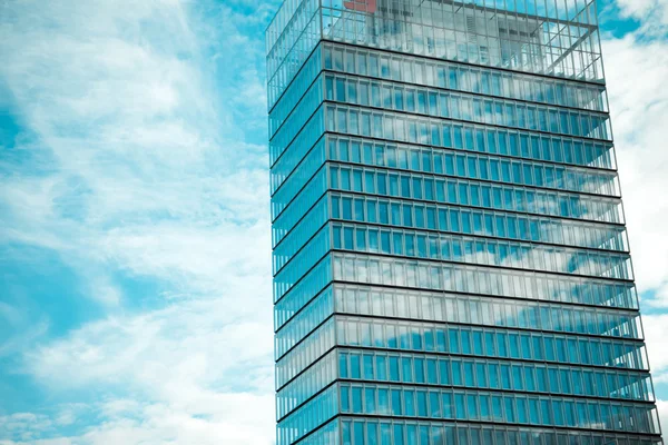 Moderní kancelářská budova a nebe — Stock fotografie