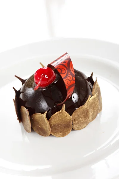 Pastelaria de chocolate com cereja — Fotografia de Stock