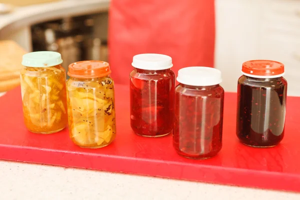 Diversi barattoli pieni di marmellata fruttata — Foto Stock