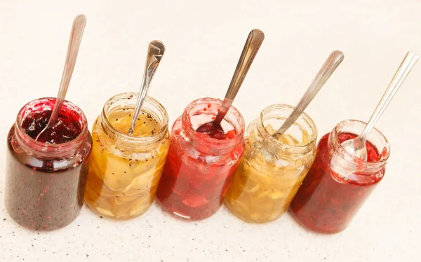 Diversi barattoli pieni di marmellata fruttata — Foto Stock