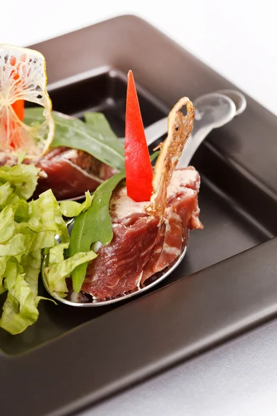 Rotoli di carne con insalata — Foto Stock