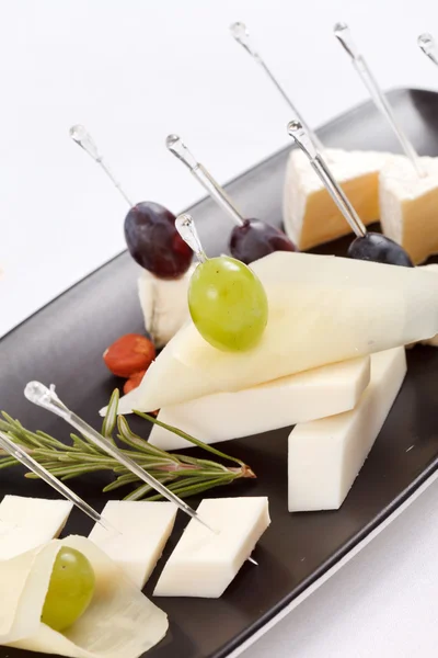 Deska s různými typy sýrů — Stock fotografie