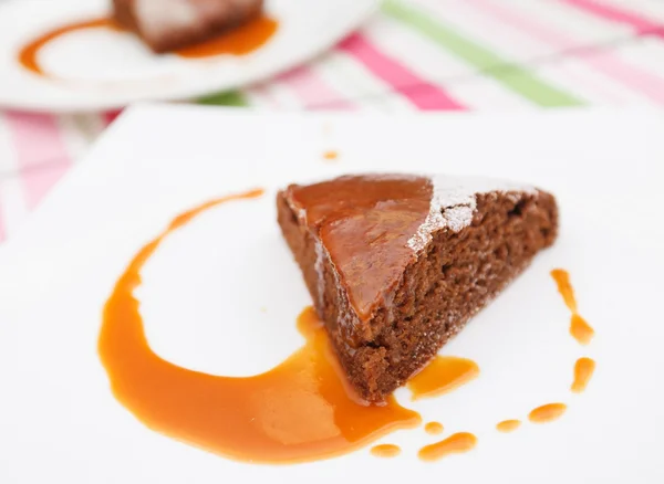Karamel soslu çikolatalı pasta. — Stok fotoğraf