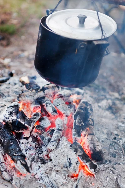 Essen am Lagerfeuer zubereiten — Stockfoto