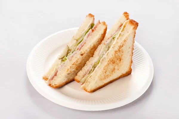 Сэндвич с ветчиной и овощами — стоковое фото