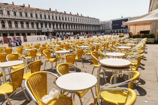 Filas de sillas y mesas en el restaurante al aire libre en Venecia —  Fotos de Stock
