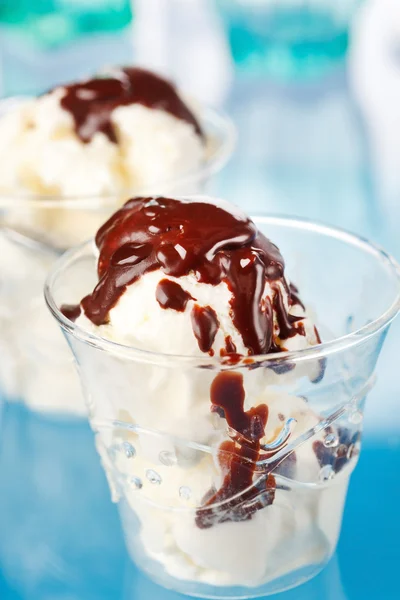Ванильное мороженое с шоколадом — стоковое фото
