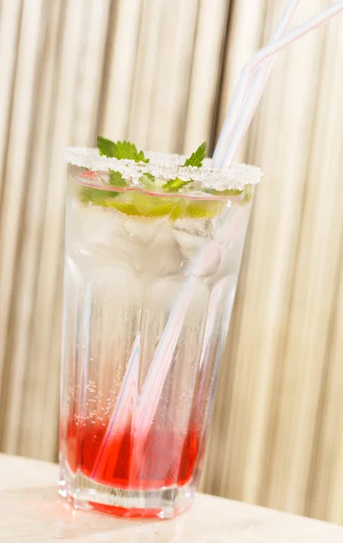 Cocktail com hortelã — Fotografia de Stock