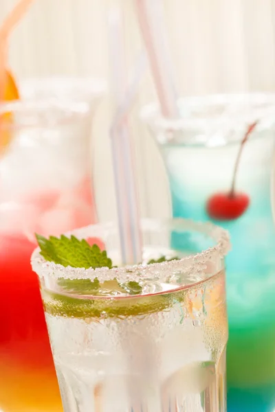 Cocktails no bar — Fotografia de Stock