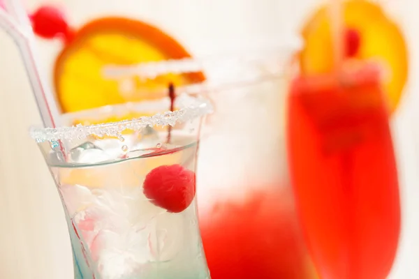 Cocktails in der Bar — Stockfoto