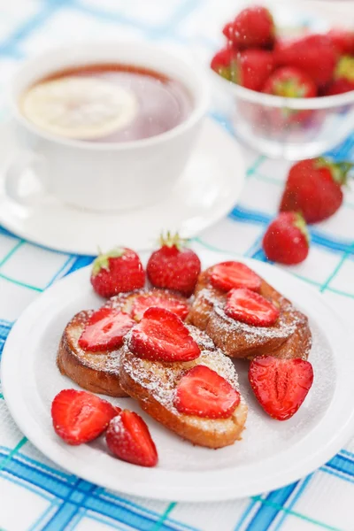 Francouzské toasty s moučkovým cukrem a jahody — Stock fotografie
