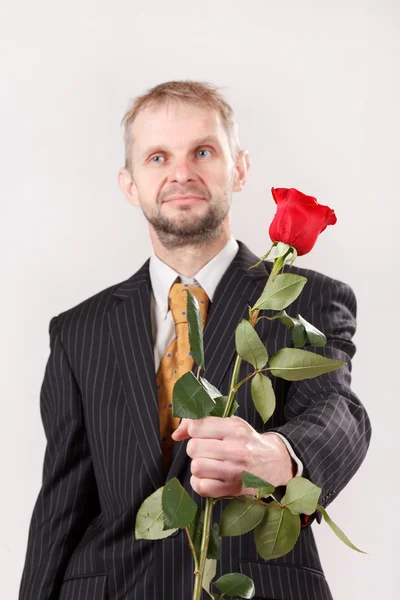 Uomo con rose rosse — Foto Stock