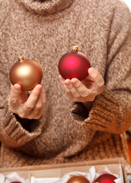 Noel topu elinde — Stok fotoğraf