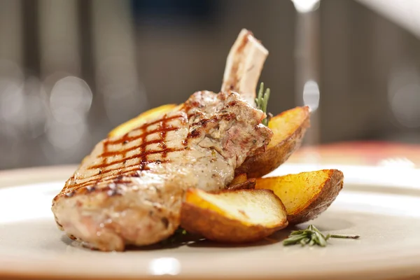 Žebra grilované maso s brambory — Stock fotografie