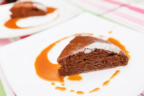 Karamel soslu çikolatalı pasta. — Stok fotoğraf
