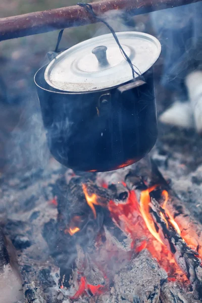 Essen am Lagerfeuer zubereiten — Stockfoto