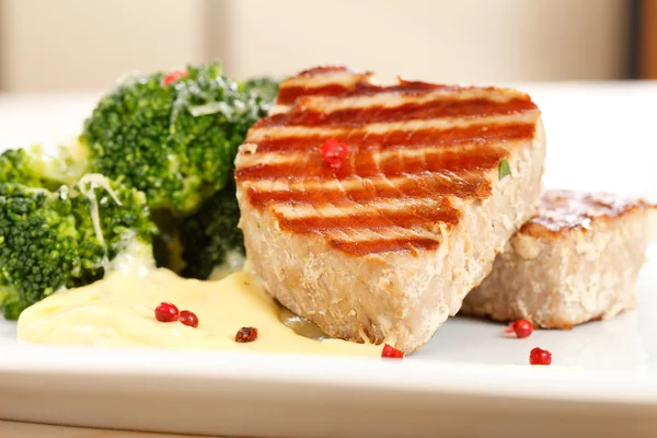 Tuna biftek brokoli ile — Stok fotoğraf
