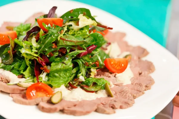 gebraden vlees met salade