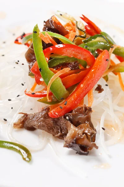 Meat with noodles and vegetables — Stock Photo, Image