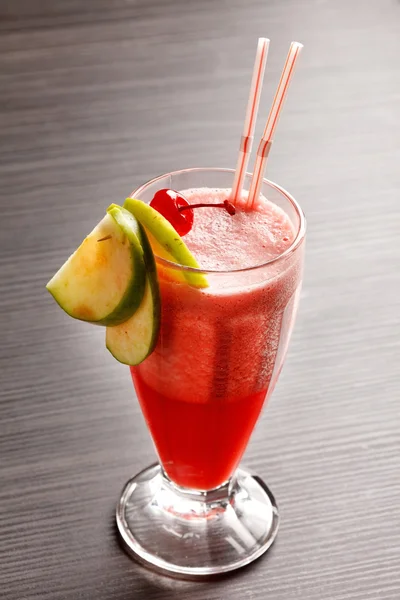 Koktajl lub smoothee lub pielęgnacyjny jest mieszane i czasami słodzone napoje wykonane ze świeżych owoców, warzyw, a w szczególnych przypadkach, czekolada lub masła orzechowego. oprócz owoców koktajle wielu obejmują kruszonym lodem, mrożone owoce, miód lub CD — Stockfoto