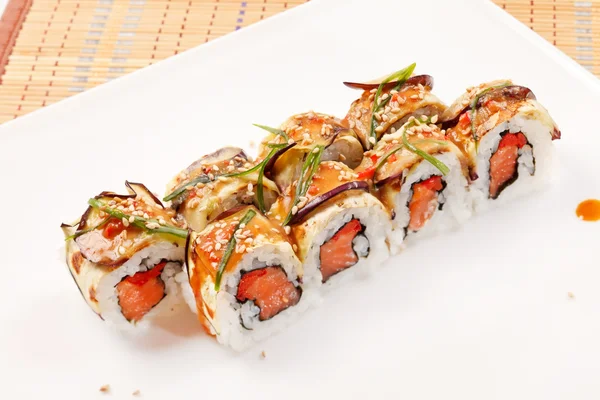 Sushi mit Auberginen und Lachs — Stockfoto