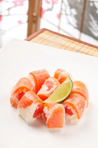 Sushi z grejpfruta w papier ryżowy — Zdjęcie stockowe