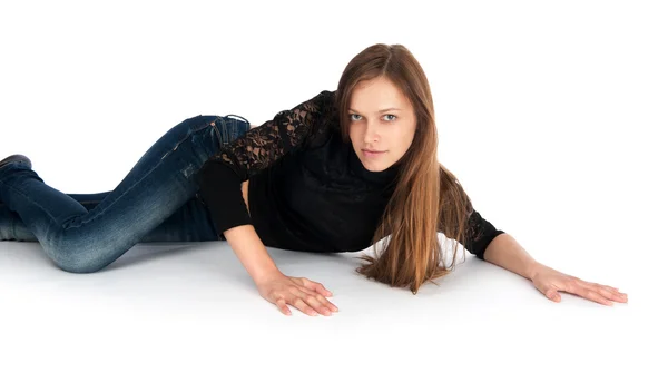 Mooie jonge vrouw liggend op de vloer — Stockfoto