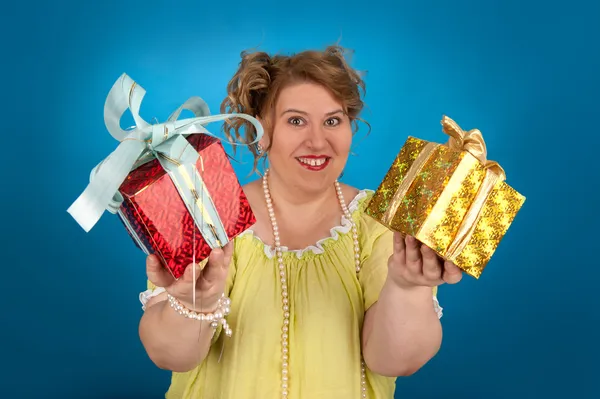Счастливая толстая женщина с подарком — стоковое фото