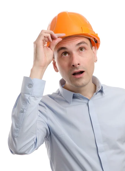 Jovem trabalhador da construção olhando para cima — Fotografia de Stock