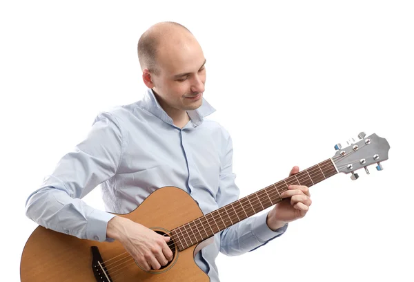 Гитарист, играющий на акустической гитаре изолированный на белом — стоковое фото