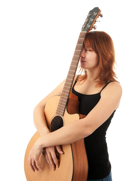 Рыжая девушка с гитарой на белом фоне — стоковое фото