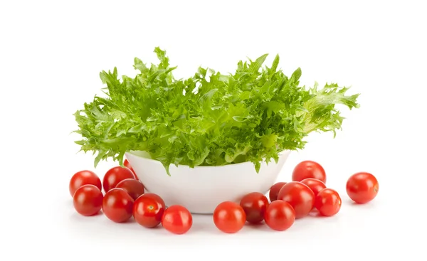 Salade blad met tomaten geïsoleerd op witte achtergrond — Stockfoto