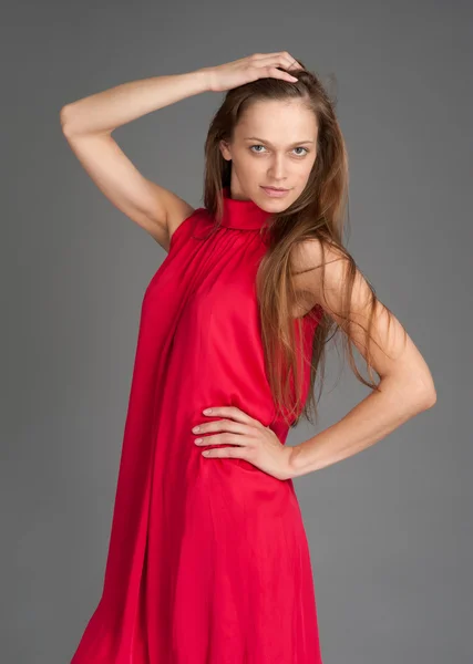 Красива дівчина в червоній сукні — стокове фото