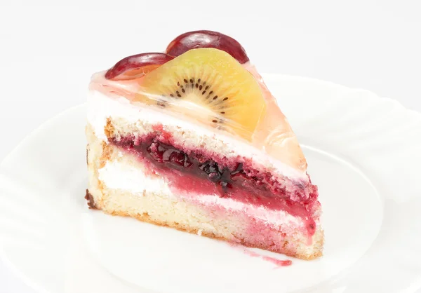 Клубничный торт с фруктами — стоковое фото