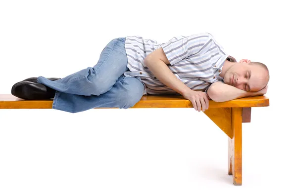 Homem dormindo em um banco — Fotografia de Stock