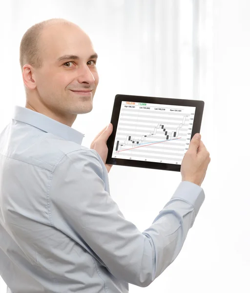 Affärsman med hjälp av en pekskärm enheten — Stockfoto