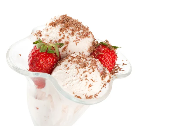 Морозиво з шоколадом і полуницею — стокове фото