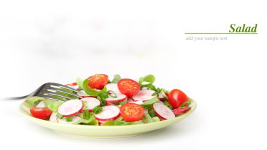 bir tabakta sebze salatası