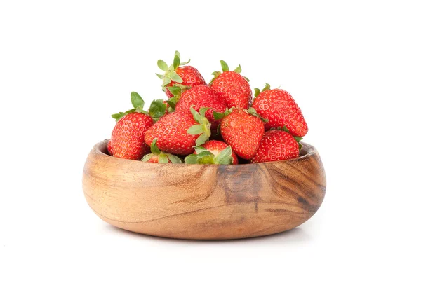 Fresas en un tazón de madera —  Fotos de Stock