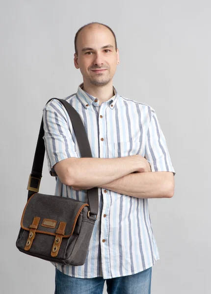 Portrét šťastný usmívající se muž s taškou — Stock fotografie